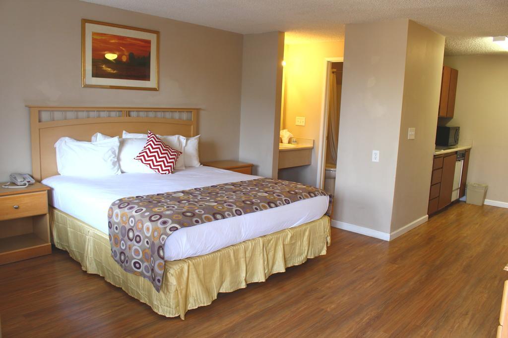 Days Inn By Wyndham Lakewood South Tacoma Стая снимка
