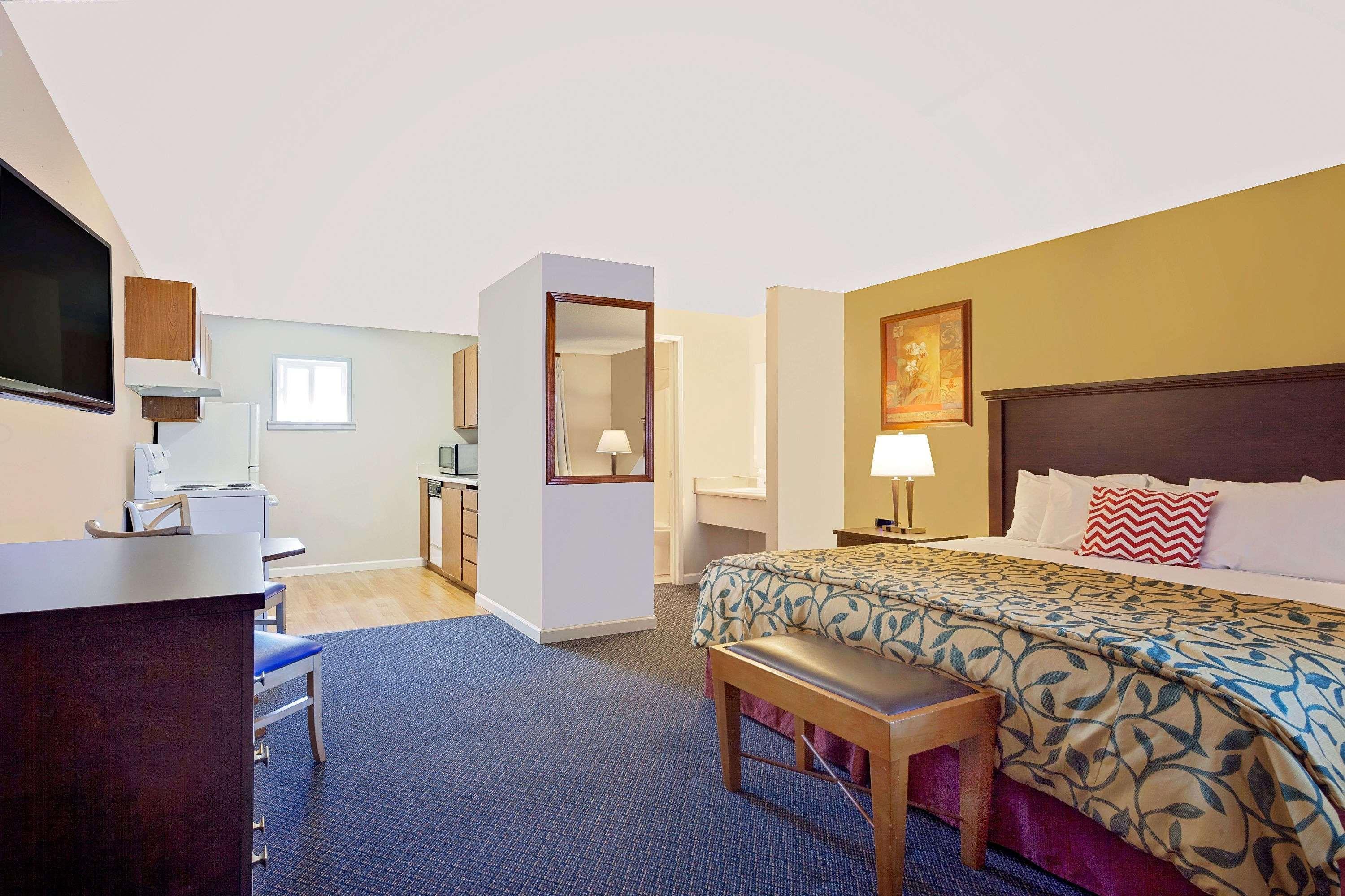Days Inn By Wyndham Lakewood South Tacoma Екстериор снимка