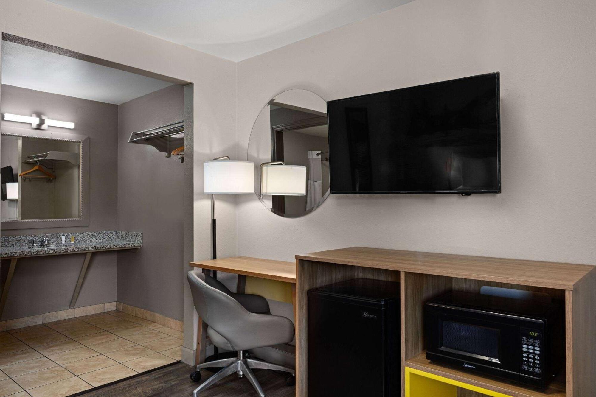 Days Inn By Wyndham Lakewood South Tacoma Екстериор снимка