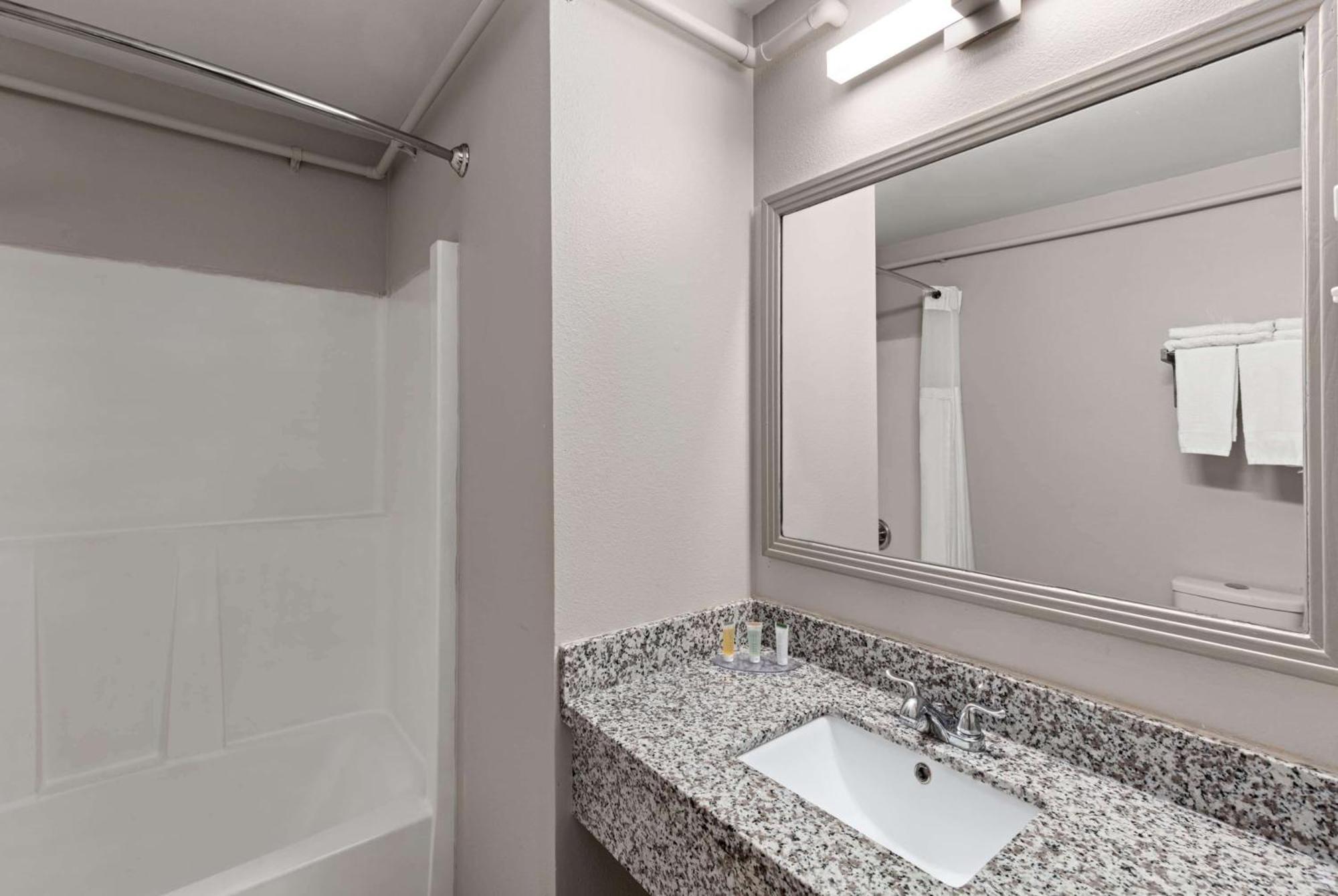 Days Inn By Wyndham Lakewood South Tacoma Екстериор снимка