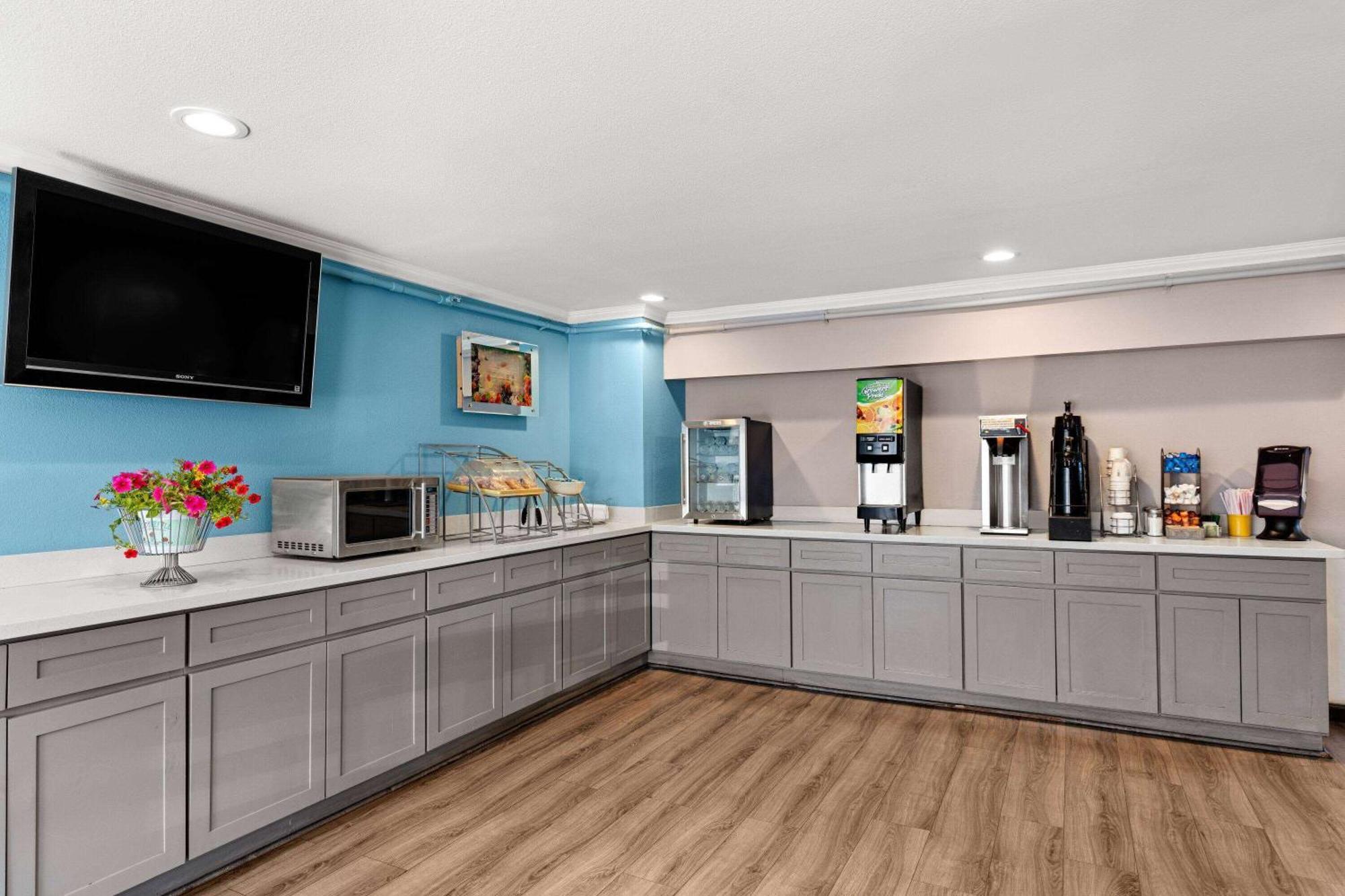 Days Inn By Wyndham Lakewood South Tacoma Екстериор снимка