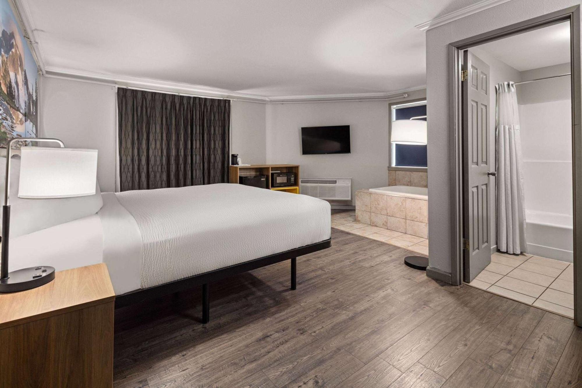 Days Inn By Wyndham Lakewood South Tacoma Екстериор снимка