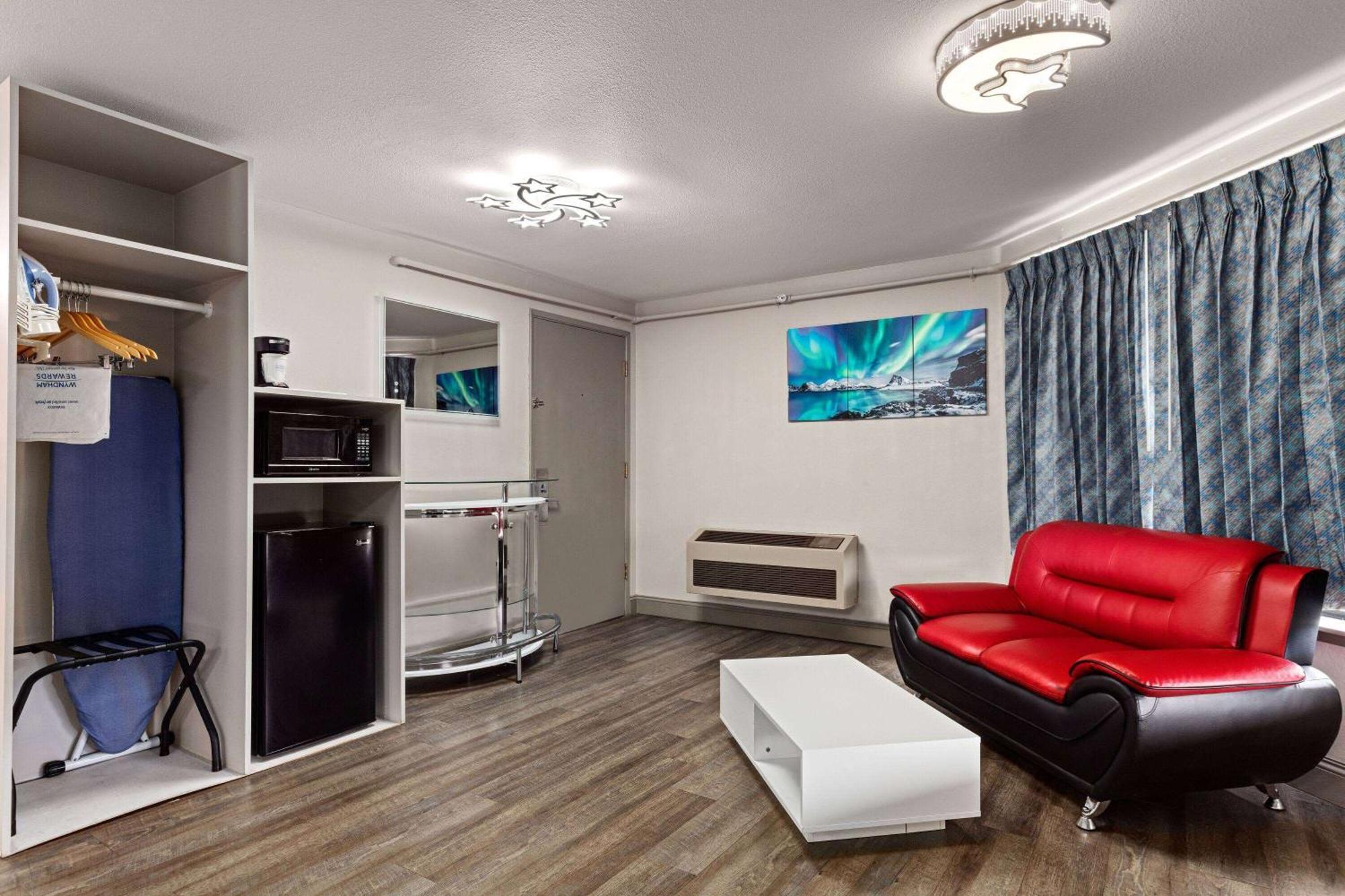 Days Inn By Wyndham Lakewood South Tacoma Екстериор снимка