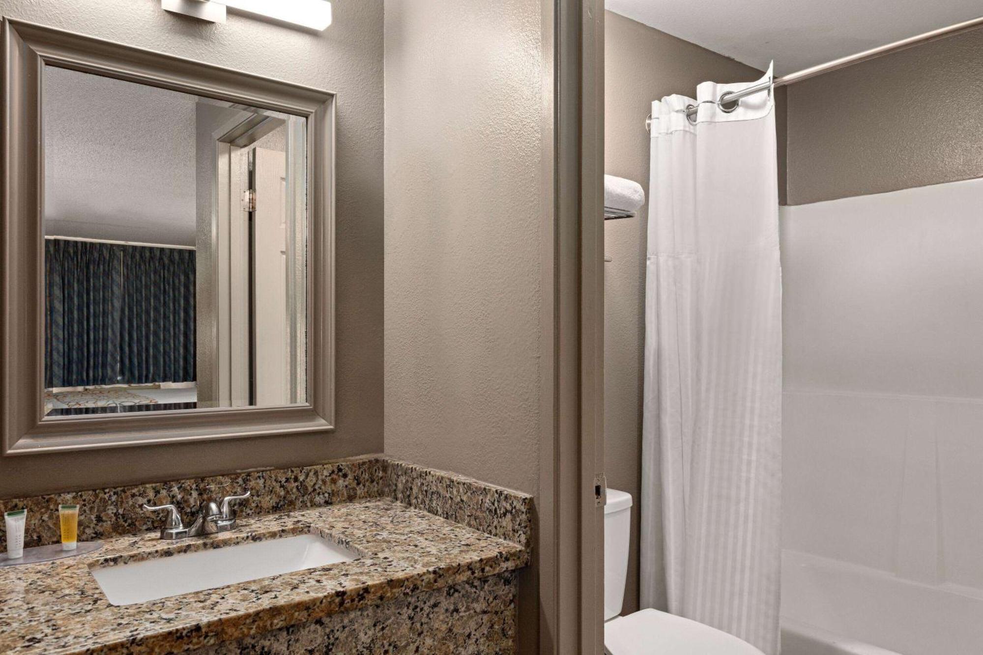 Days Inn By Wyndham Lakewood South Tacoma Екстериор снимка