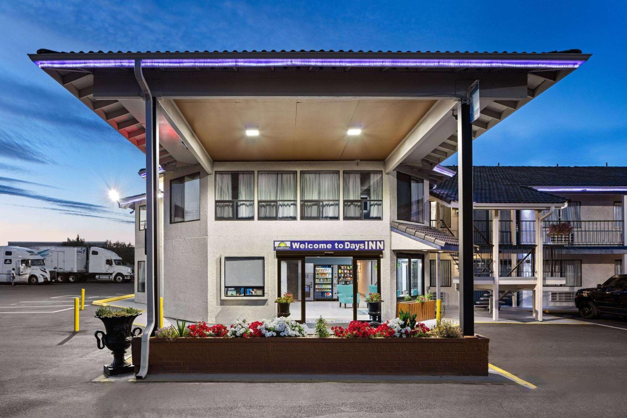 Days Inn By Wyndham Lakewood South Tacoma Екстериор снимка