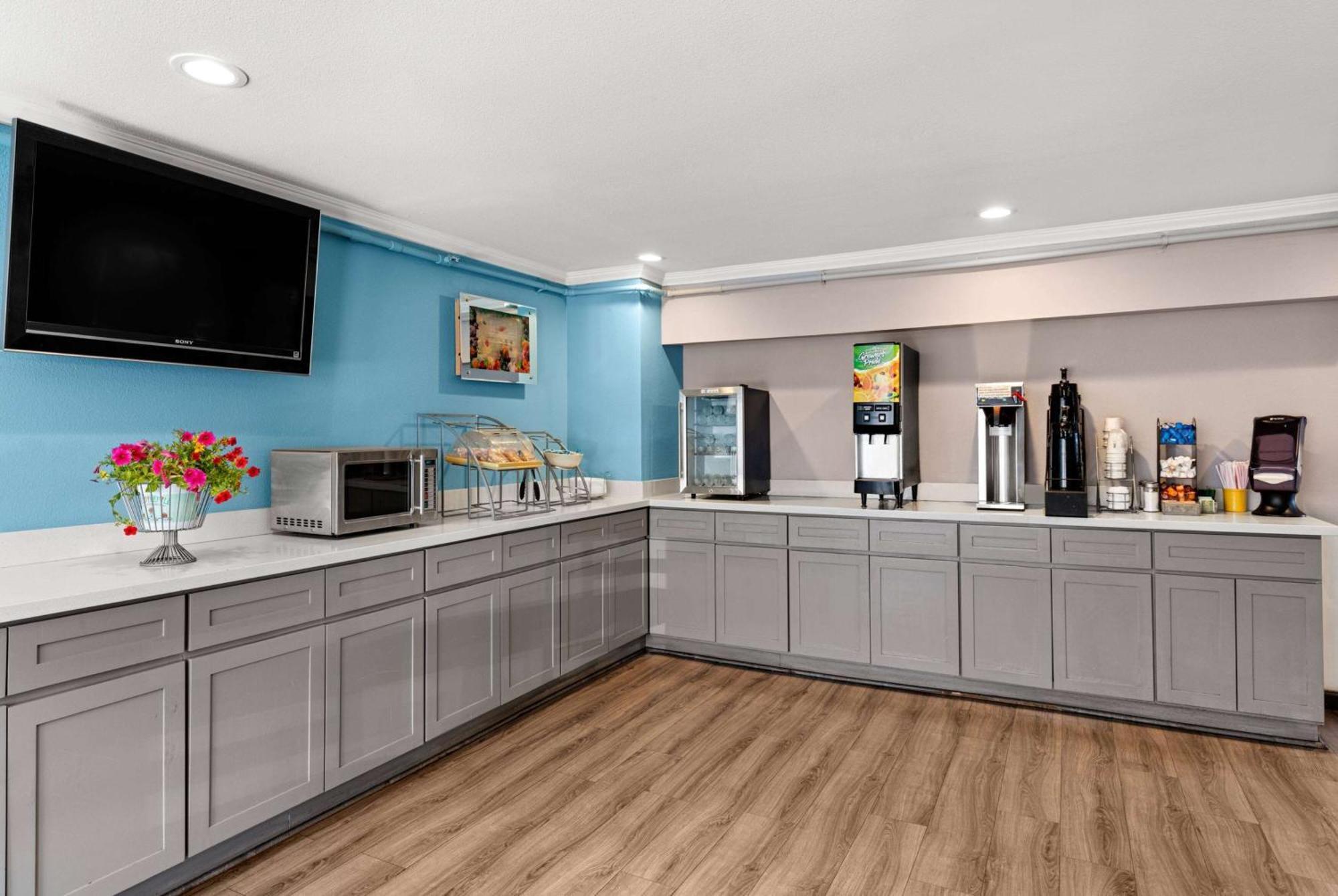 Days Inn By Wyndham Lakewood South Tacoma Екстериор снимка