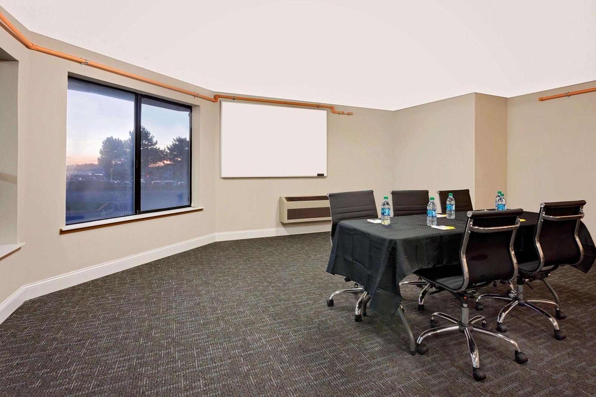 Days Inn By Wyndham Lakewood South Tacoma Екстериор снимка