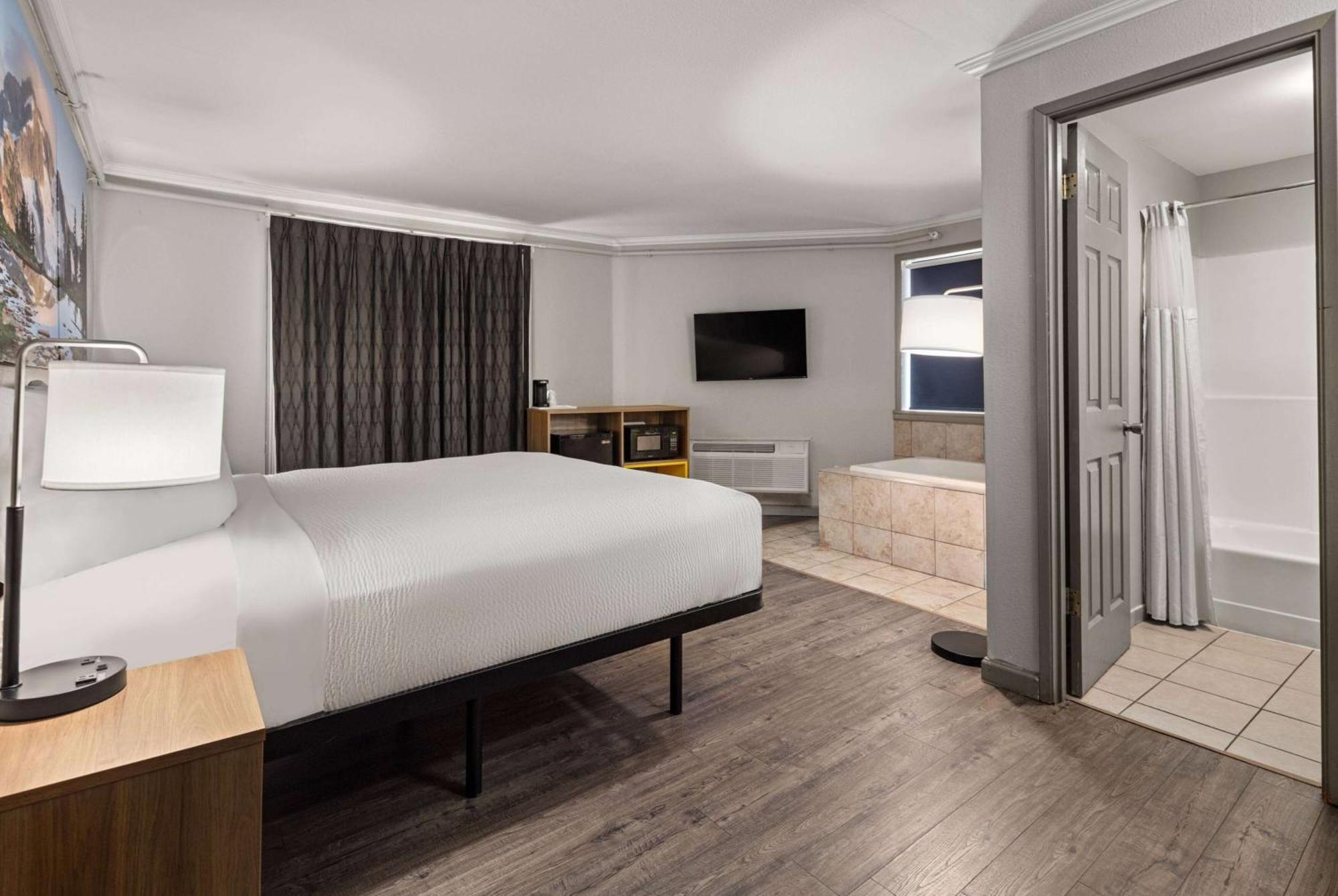 Days Inn By Wyndham Lakewood South Tacoma Екстериор снимка
